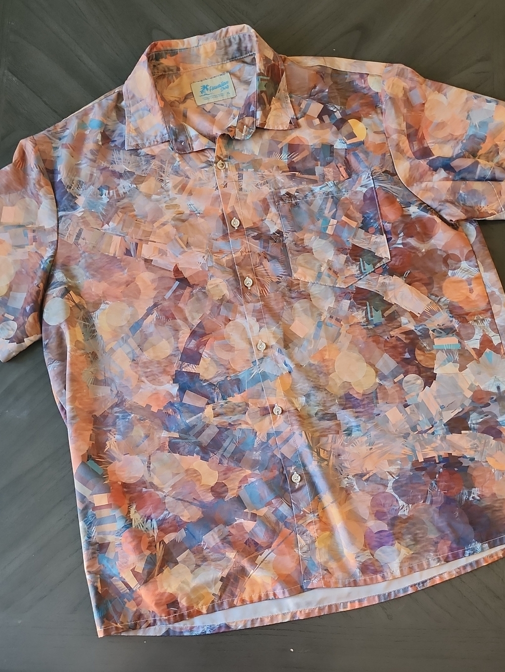 Royaura Hawaiin Short-Sleeve Button-Up Shirt in Abstract Print- Mens Size XL